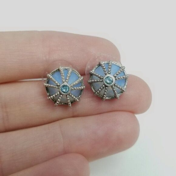 Vintage Blue Rhinestone Cetner Stud Earrings, Silver Tone Rope Twist Setting - Picture 2 of 6